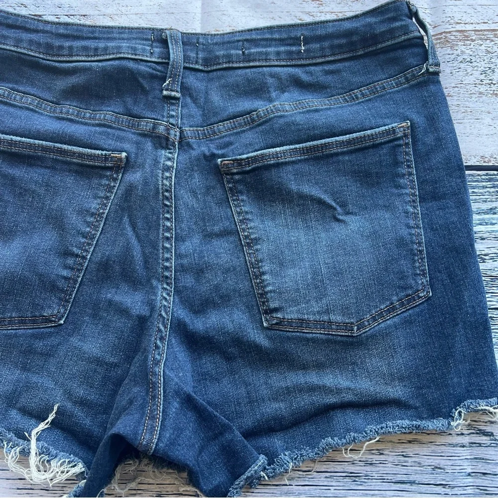 Universal Threads Hi Rise Midi Womens Distressed Denim Short size 14 (32 waist)